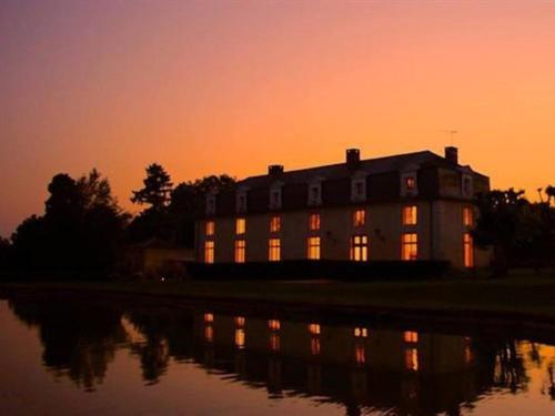Domaine De Montchevreuil Hotel Fresneaux-Montchevreuil Екстериор снимка